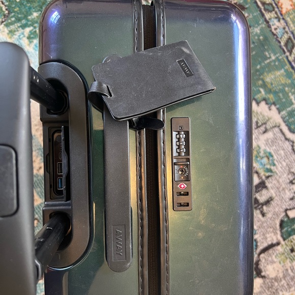 Away Larger Carry On 2018 Northern Lights Collection Iridescent Green Aurora - Picture 3 of 9